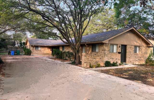 624 Elm unit: 1 - 624 East Elm Street, Seguin, TX 78155
