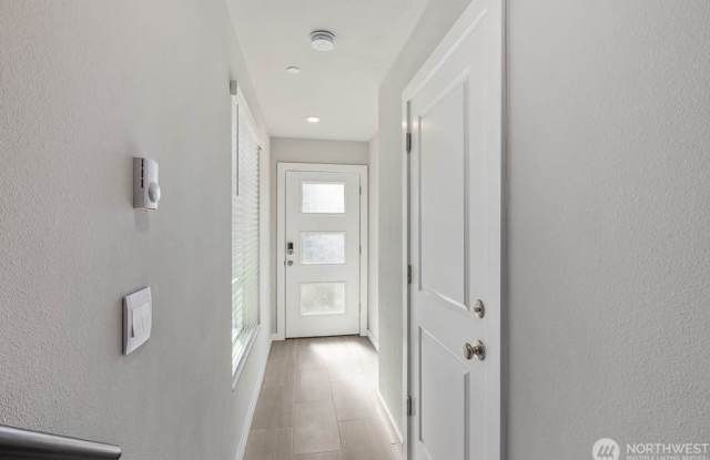 3bd/2.5ba Lynnwood Townhome Gallery 4