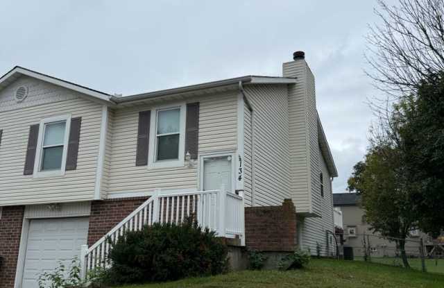 Beautiful 3 Bedroom, 2 Bathroom Olathe Duplex on Corner Lot with Fenced in yard and Vaulted Ceilings! Gallery 4