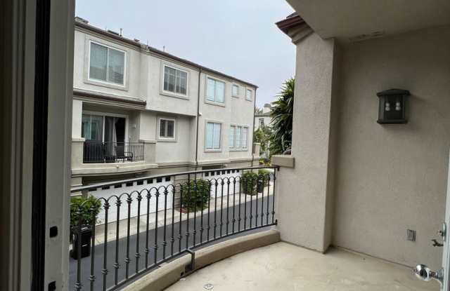 HB Coastal Executive Home 2bed 2.5 bath with Ocean Views Gallery 3