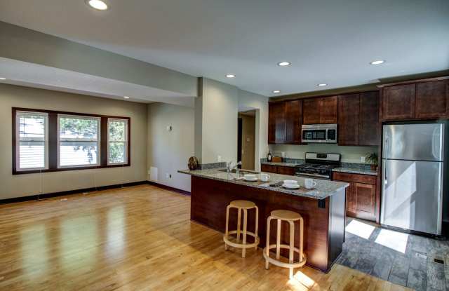 Fully Renovated 5-Bedroom House Close to U of M Campus Gallery 3