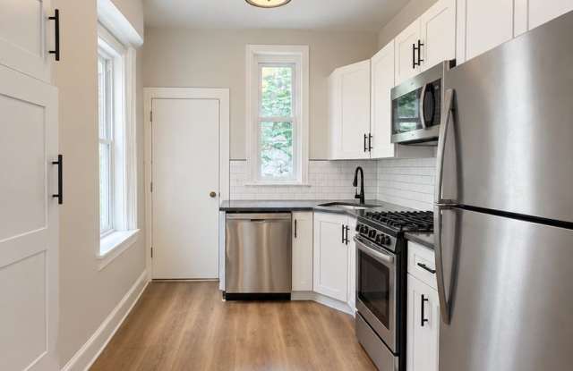 Spacious Two Bedroom + Den Home in West Powelton! Gallery 3
