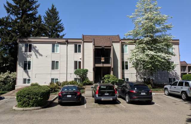 Charming 2 Bed 1.5 Bath Condo Near Microsoft - 14600 Northeast 32nd Street, Bellevue, WA 98007