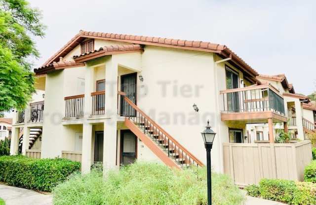 Beautiful 2 Bd/1 Ba, 806 sf upper unit condo located in very desirable La Jolla Colony community photos photos