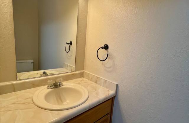 2 Bedroom 1.5 Bath Townhouse near Schools & Shopping Gallery 4