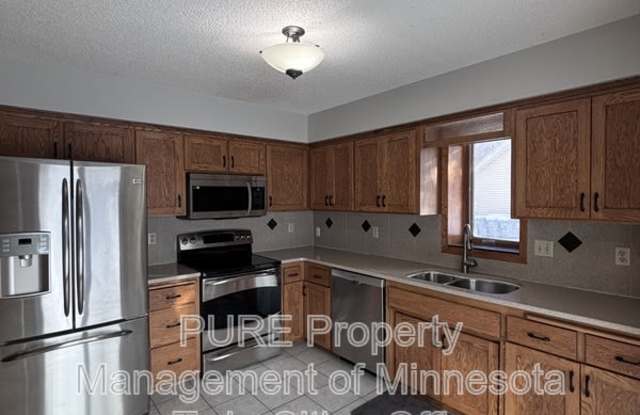 10247 Nottingham Trl - 10247 Nottingham Trail, Eden Prairie, MN 55347
