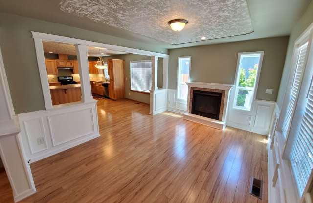 Pet Friendly 3 Bed / 2.5 Bath Home Near I-5 Gallery 3