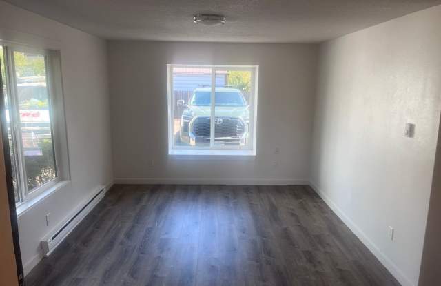 Newly renovated 1 bedroom, great location near Pacific Gallery 2
