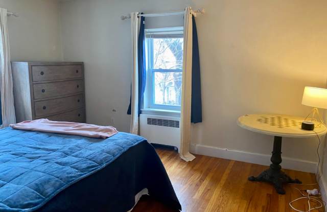 Large 2 bed unit in the heart of Oak Square Gallery 4