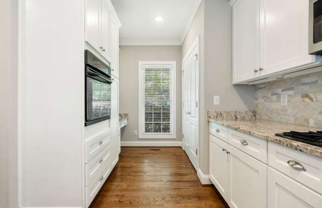 Welcome to Governor's Village Sprawling one level living with added Bonus space Gallery 4