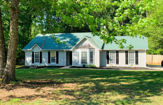 Welcome home! Newly renovated, prime Senoia location, walk to downtown Senoia, enclosed garage for 4th bedroom, must see! - 30 Standing Rock Road, Senoia, GA 30276