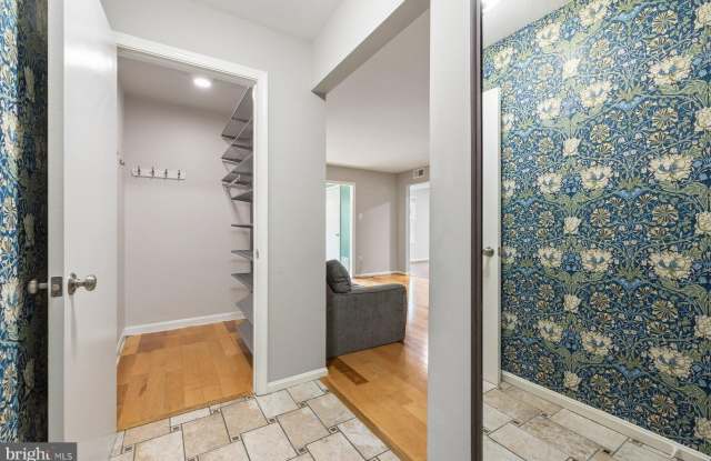 2401 NORMANDY SQUARE Place Gallery 3