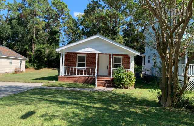 $500 OFF 1ST MONTH'S RENT! 3 Bedroom, 1 Bath house on Hillsdale Drive photos photos