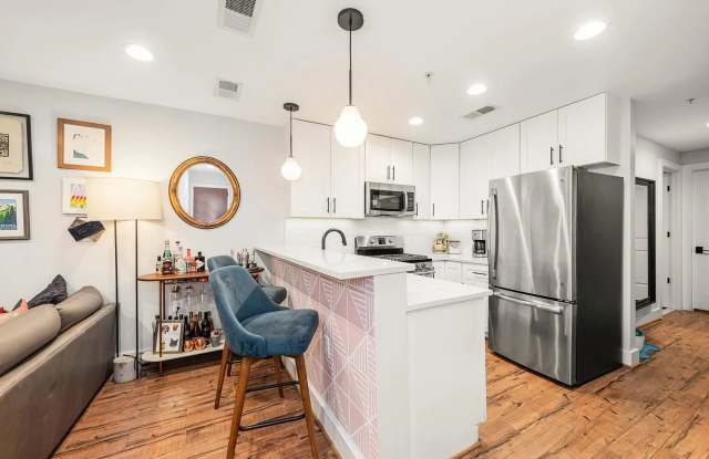 Sunny 1 bed + den 870 sq ft in heart of Petworth! photos photos