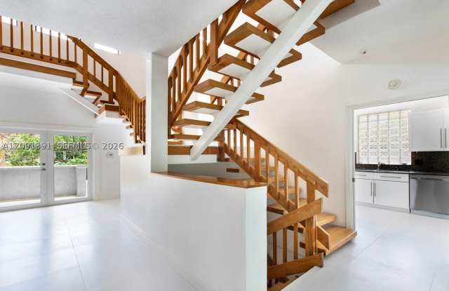 2000 S Bayshore Dr Gallery 3