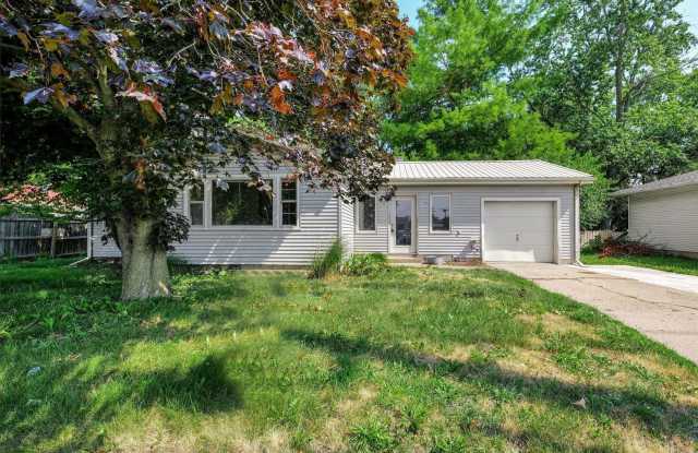 2 BED / 1 BATH HOUSE IN CENTRAL CHAMPAIGN W/ BEAUTIFUL SUNROOM photos photos
