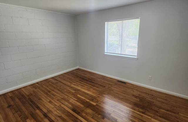 Chapel Hill/2BR Brookside Condo Gallery 4