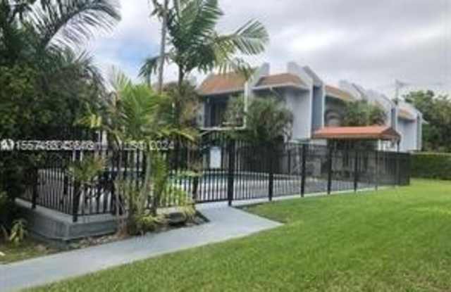9231 SW 87 AV - 9231 Southwest 87th Avenue, Kendall, FL 33156
