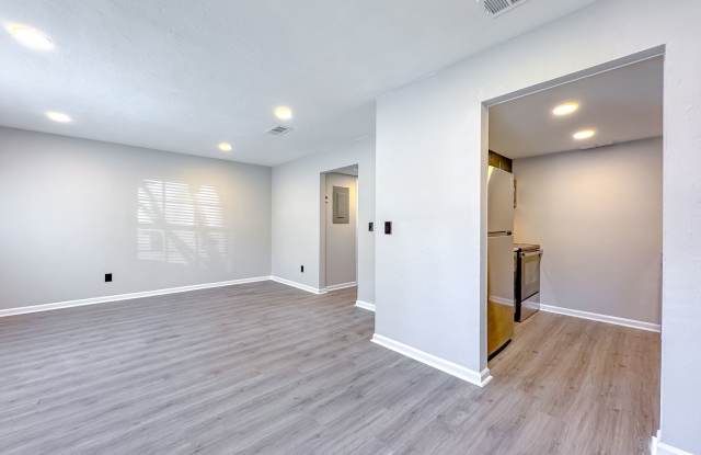 COMPLETLEY RENOVATED 1/1 FOR ONLY 1100$ photos photos