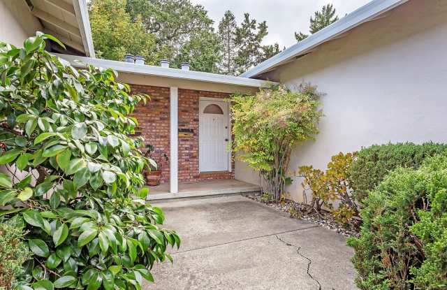 Lovely 2BR 1BA Duplex in Desirable Area in Redwood City - 1168 Sanchez Way, Redwood City, CA 94061