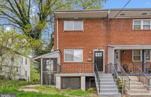 576 49th Pl NE photos photos