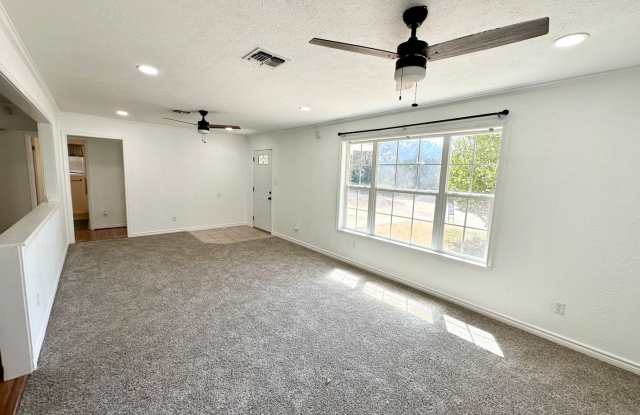 Valley Mills - Quiet Street 3/1 with detached 2 car garage Gallery 4