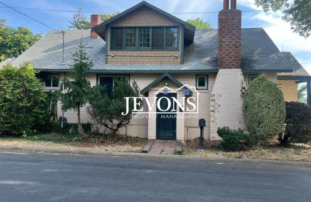Charming 3-bedroom home with washer and dryer, a fully equipped kitchen, and nearby access to dining, shopping, and entertainment options photos photos
