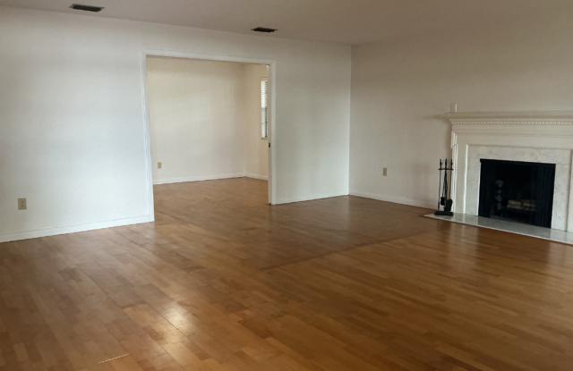Lake Hollingsworth Area 3/2 – Updated & Move-In Ready Gallery 4