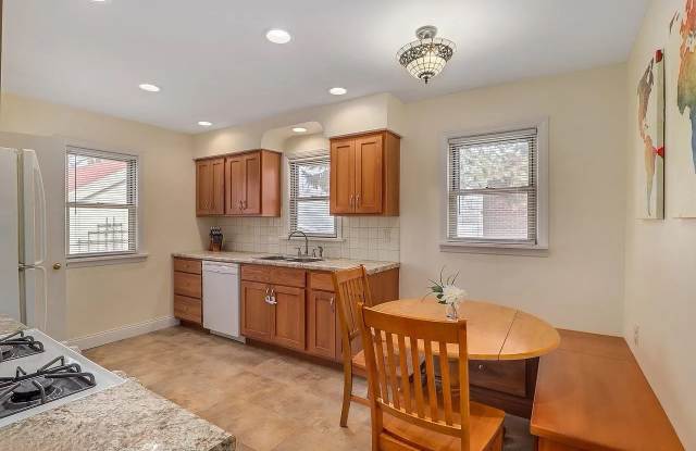 203 West Kelsey Street - 203 West Kelsey Street, Bloomington, IL 61701