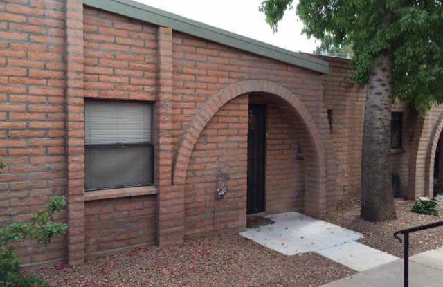 2 BEDROOM 1.5 BATH SINGLE LEVEL CONDO WITH ENCLOSED BACKYARD GATED COMMUNITY - 4414 East Hubbell Street, Phoenix, AZ 85008