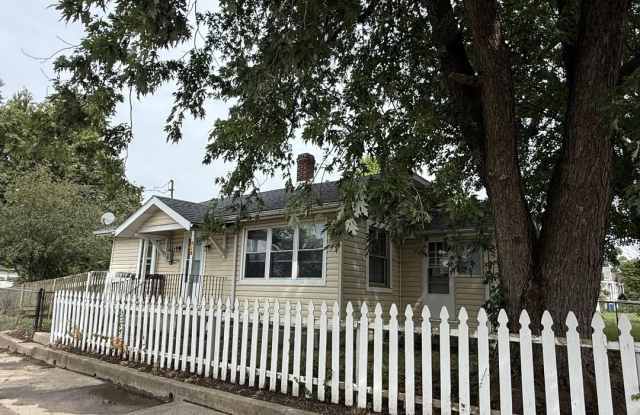 Cute - 2 Bedroom Renovated Home - Fenced Yard Gallery 3