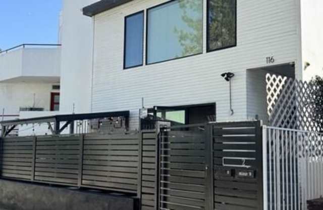 116 1/2 Thornton Pl Gallery 1