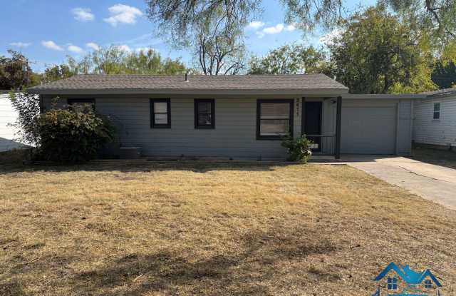 For Rent - 2 Bed/1 Bath - 2411 W Beauregard - 2411 West Beauregard Avenue, San Angelo, TX 76901