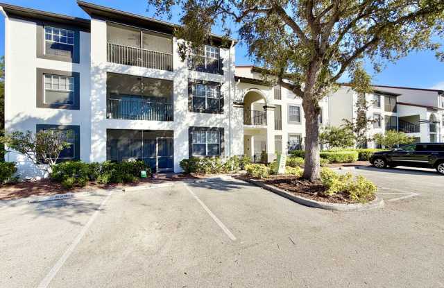 ** FAIRWAY PRESERVE ** 2 BED / 2 BATH CONDO - PET OK! - NORTH NAPLES – ANNUAL RENTAL - 7950 Preserve Circle, Collier County, FL 34119