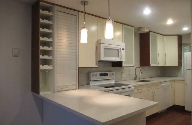 Modern 2 bedroom, 1.5 bath condo in the gated Tukwila community Gallery 3