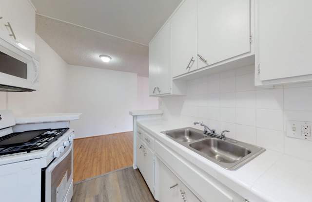 351 S. Manhattan Pl. Gallery 3