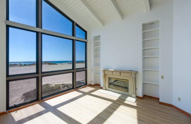 OCEANFRONT -3 Bedroom + 2.5 Bathroom Tri-Level Home | Hollywood Beach | Oxnard | Unfurnished Gallery 3