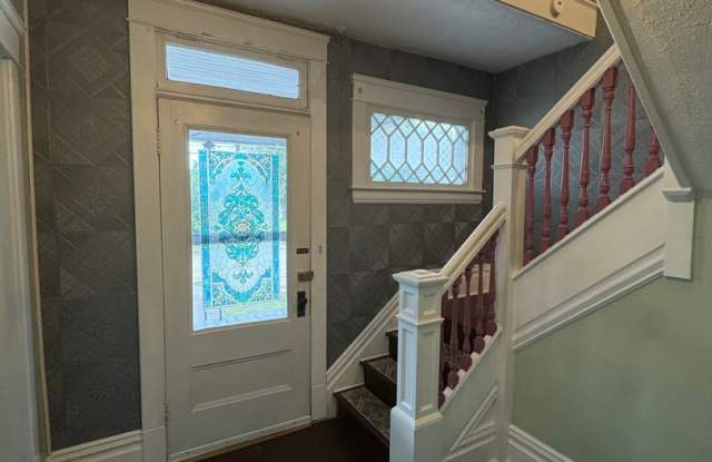 3 BR BEAUTY FILLED WITH CHARACTER AND CHARM!! Gallery 1