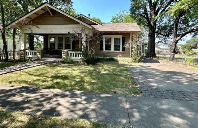 Introducing a charming 2-bedroom, 1.5-bathroom house in Russellville, AR. - 209 East 5th Street, Russellville, AR 72801