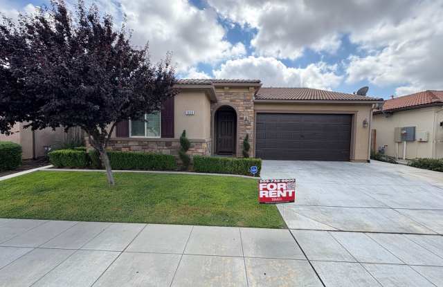 Lovely Clovis home Available Now! - 3630 Griffith Avenue, Clovis, CA 93619