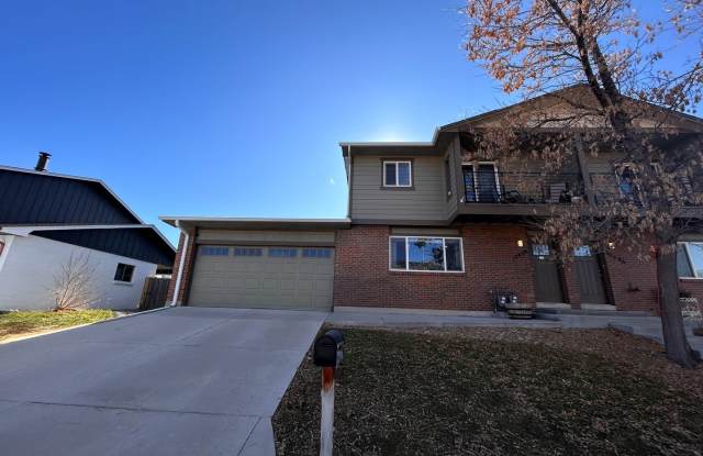 $0 DEPOSIT OPTIONS. SPACIOUS 4-BEDROOM, 3.5-BATH DUPLEX OFF 6TH AVE FREEWAY, MINUTES FROM COLORADO MILLS - 12476 West 8th Place, Applewood, CO 80401