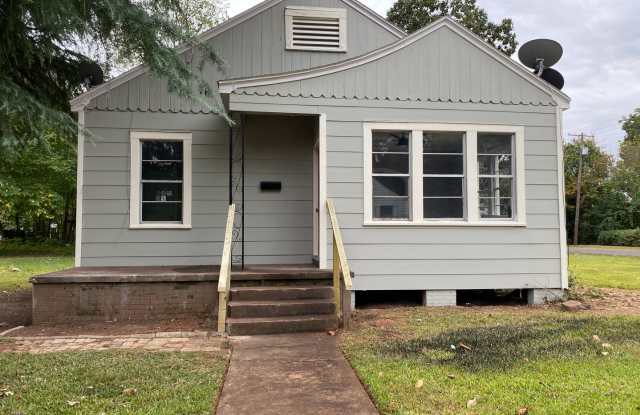 FIRST MONTH'S RENT FREE LARGE REMODELED 2 BEDROOM HOUSE - 400 Edwards Street, Bossier City, LA 71111
