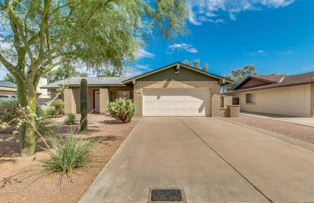 3 BEDROOM, 2 BATHROOM TEMPE HOME WITH 2 CAR GARAGE  BEAUTIFUL BACKYARD NEAR MCC  BANNER DESERT MEDICAL - 3739 South Siesta Lane, Tempe, AZ 85282