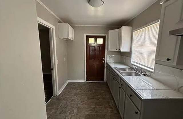 Move-In Ready 3BR/1BA Home in Jackson | Recently Renovated & Convenient Parking Gallery 3