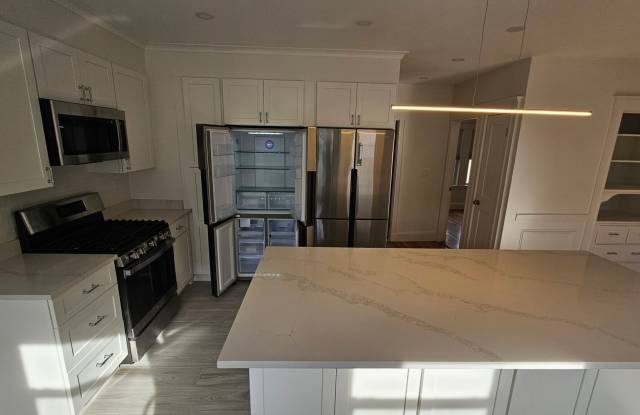 Most Lux OFF-CAMPUS CHOICE near BC Campus ! W/D in Unit and Parking Avail. MIND BLOWING photos photos