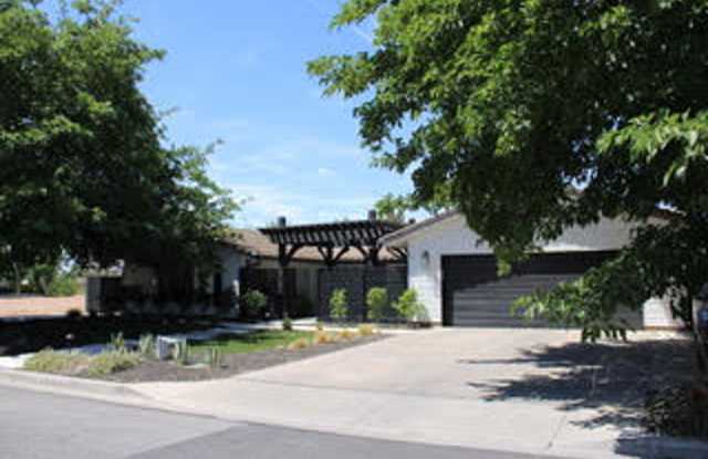 4 Bedroom Home in Bloomington-Pets Negotiables Gallery 1