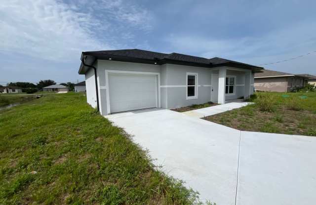 BRAND NEW MODERN SF HOME 3BD+den/2BA with GARAGE IN LEHIGH ACRES! Gallery 3