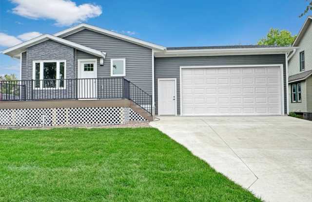 607 W Main ST - 607 West Main Street, Waukon, IA 52172