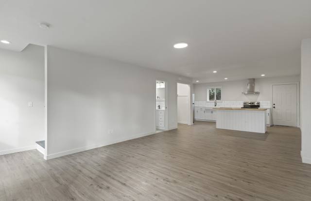 1990 Yew Street Southeast Gallery 3