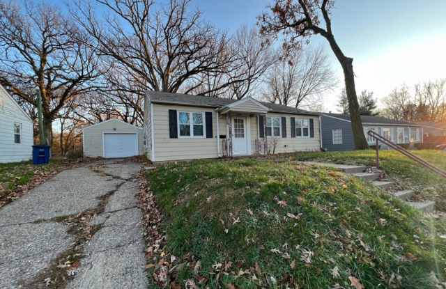 3-bed, 1-bath Molette Ready for Rent - 3718 10th Avenue Court, Moline, IL 61265
